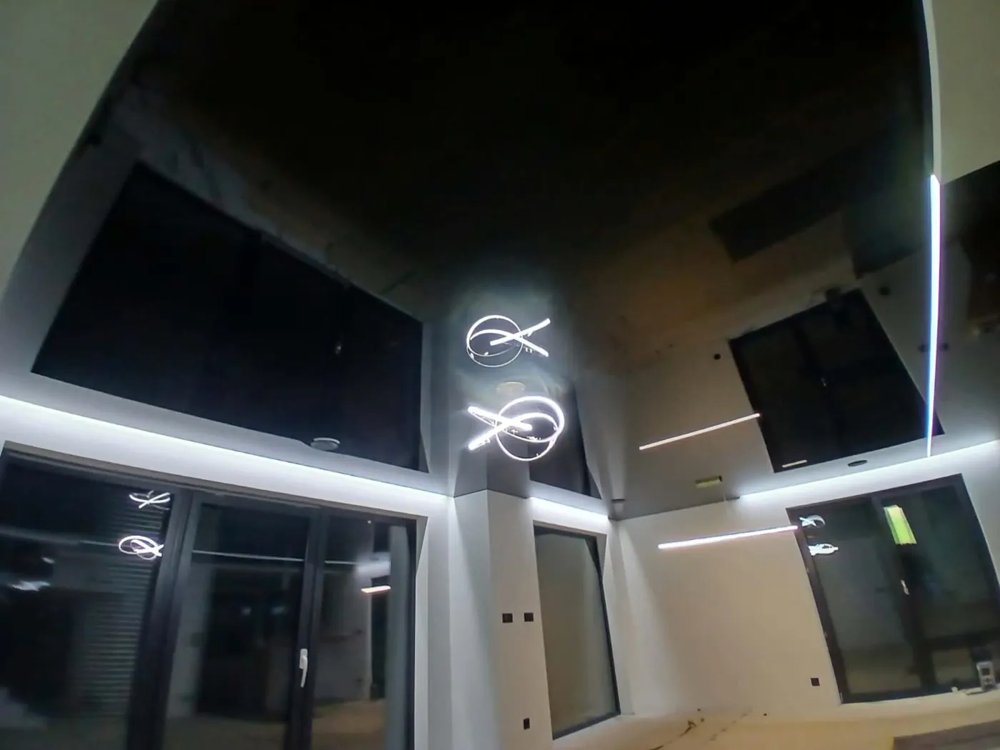 Czarny połysk z linią LED