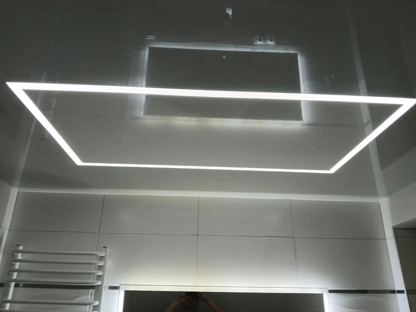 Łazienka, połysk i rama LED